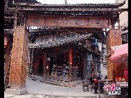 В селе до настоящего времени хорошо сохранились 104 древних жилища, построенных во времена правления династий Мин и Цин, общая площадь данных строений составляет 19416 кв. метров.