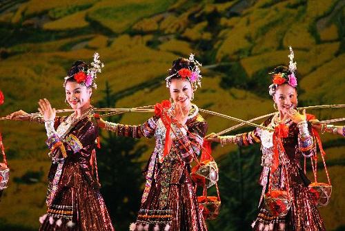 Танцевальное выступление артистов Гуанси-Чжуанского автономного района «Ветер с гор Мяошань»