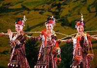 Танцевальное выступление артистов Гуанси-Чжуанского автономного района «Ветер с гор Мяошань»