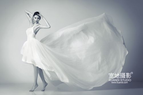 Известный модель Мо Ваньдань в свадебных снимках