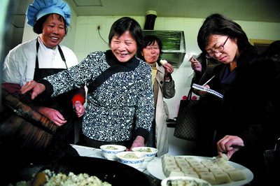Сельская семья, славящаяся искусством приготовления местных деликатесов