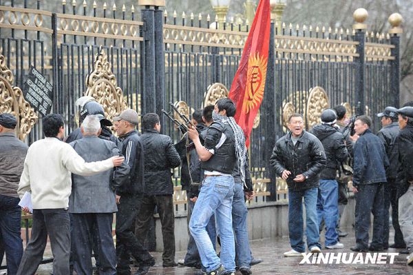 Резиденция президента Кыргызстана захвачена оппозицией