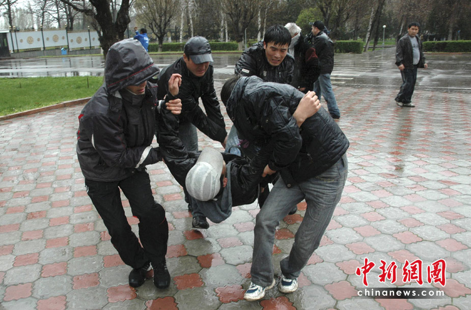 Срочно: Число погибших в результате беспорядков в Кыргызстане увеличилось до 68