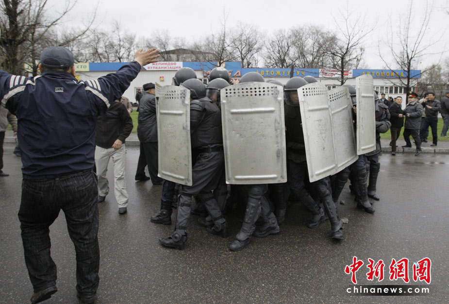 Срочно: Число погибших в результате беспорядков в Кыргызстане увеличилось до 68