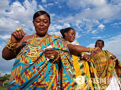 Представители африканских племен, предпочитающие носить золотые и серебряные украшения