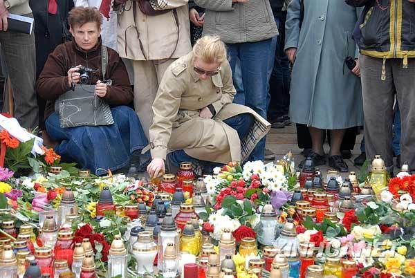 Очевидцы: авиакатастрофа под Смоленском -- ужасная трагедия, но, к счастью, самолет не упал на жилые дома