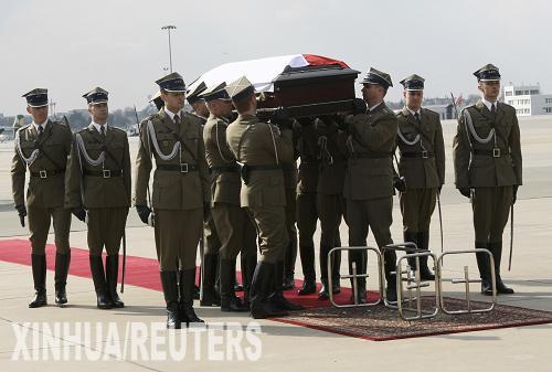 Самолет с телом президента Польши, погибшего в авиакатастрофе, прибыл в Варшаву
