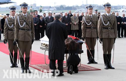 Самолет с телом президента Польши, погибшего в авиакатастрофе, прибыл в Варшаву