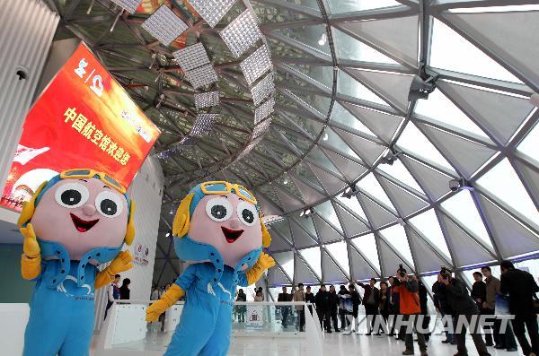 На фото: талисман Китайского авиационного павильона на ЭКСПО-2010 «Фэйфэй» встречает первых журналистов в Шанхае, прибывших для освещения ЭКСПО.
