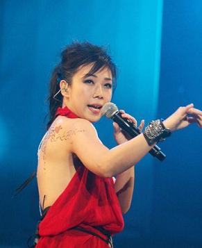 Сексуальная певица Линь Илянь во время концерта