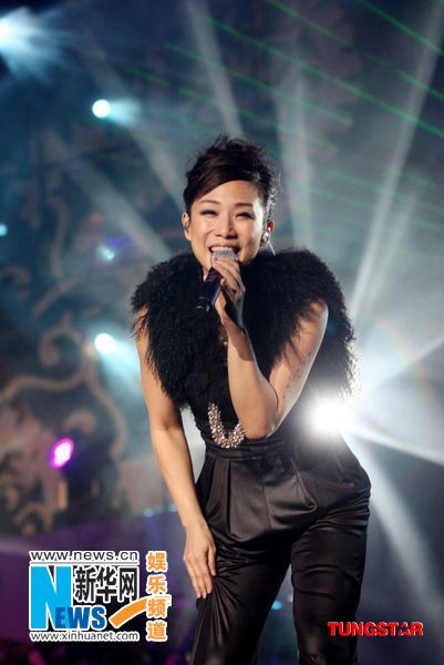Сексуальная певица Линь Илянь во время концерта