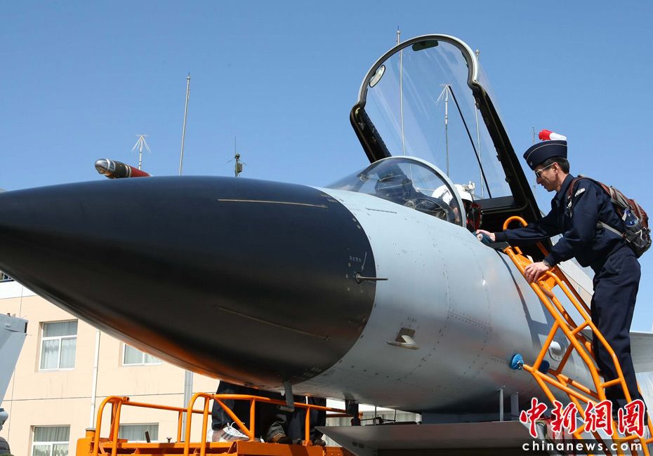 В Китае военные атташе разных стран познакомились с истребителем ?Цзянь-10?