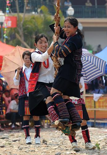 На фото: 13 апреля, девушки национальности хани катаются на качелях в городе Цзинхун Сишуанбаньна-Дайского автономного округа.