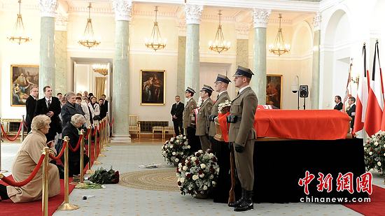 Поляки в президентской резиденции почтили память погибшего президента и его супруги