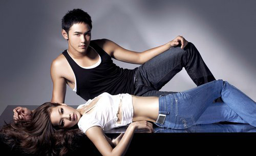 Рекламные фотографии Жуань Цзинтяня и сексуальной модели3