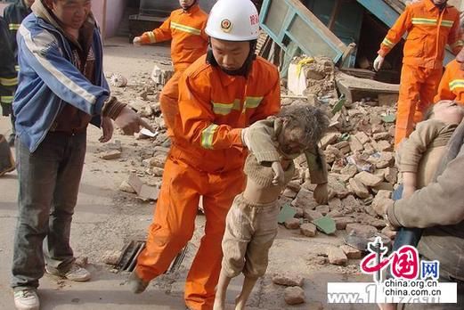 Помощь в уезде Юйшу, пострадавшем от землетрясении 