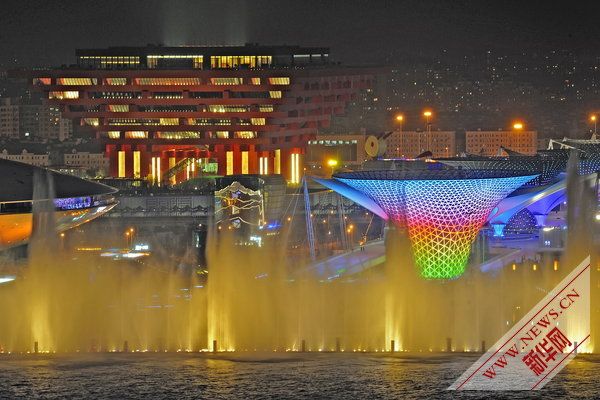 На берегу реки Хуанпу в Шанхае появились красивые музыкальные фонтаны 