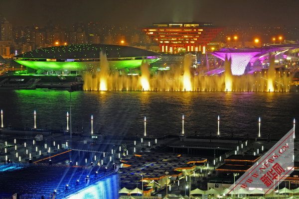 На берегу реки Хуанпу в Шанхае появились красивые музыкальные фонтаны 