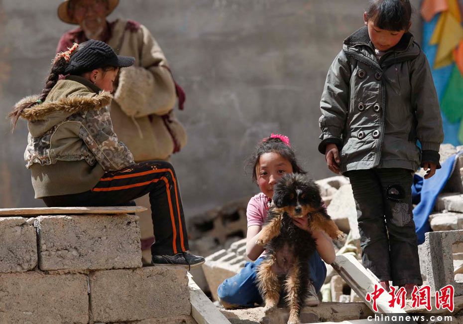 Фотоальбом: выражения лиц людей в пострадавшем от землетрясения уезде Юйшу провинции Цинхай