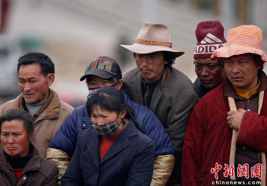Фотоальбом: выражения лиц людей в пострадавшем от землетрясения уезде Юйшу провинции Цинхай