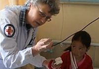 Врач-ортопед из Швейцарии помогает лечить пострадавших в ходе землетрясения