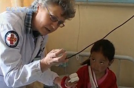 Врач-ортопед из Швейцарии помогает лечить пострадавших в ходе землетрясения