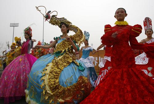 Состоялась репетиция парада украшенных машин, посвященного неделе Пекина на ЭКСПО-2010