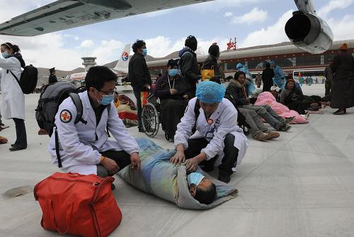 Более 2000 человек, пострадавших от землетрясения, были транспортированы для дальнейшего лечения 