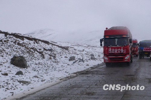 Снег, выпавший в пострадавших от землетрясения районах уезда Юйшу провинции Цинхай, не мешает проведению операции по ликвидации последствий землетрясения 