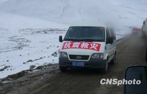 Снег, выпавший в пострадавших от землетрясения районах уезда Юйшу провинции Цинхай, не мешает проведению операции по ликвидации последствий землетрясения 