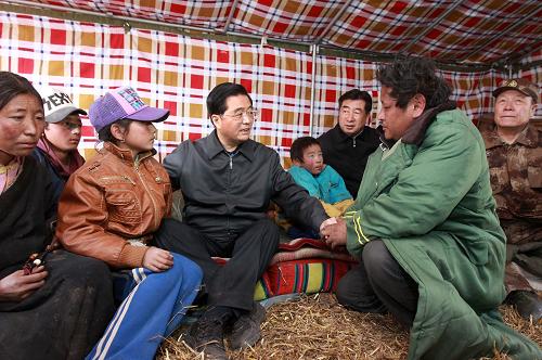 Председатель Ху Цзиньтао руководит работой по оказанию скорой помощи в уезде Юйшу 