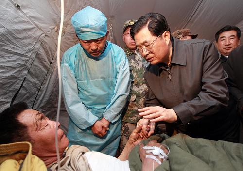 Председатель Ху Цзиньтао руководит работой по оказанию скорой помощи в уезде Юйшу 