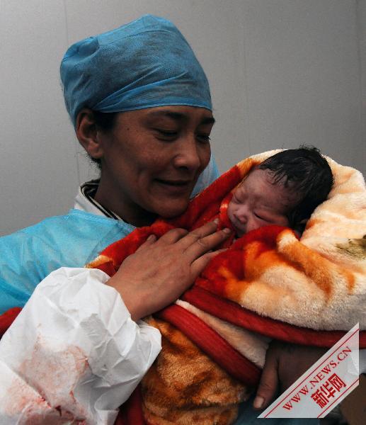 Новорожденный на завалах после землетрясения 