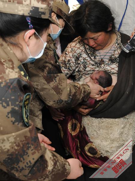 Новорожденный на завалах после землетрясения 