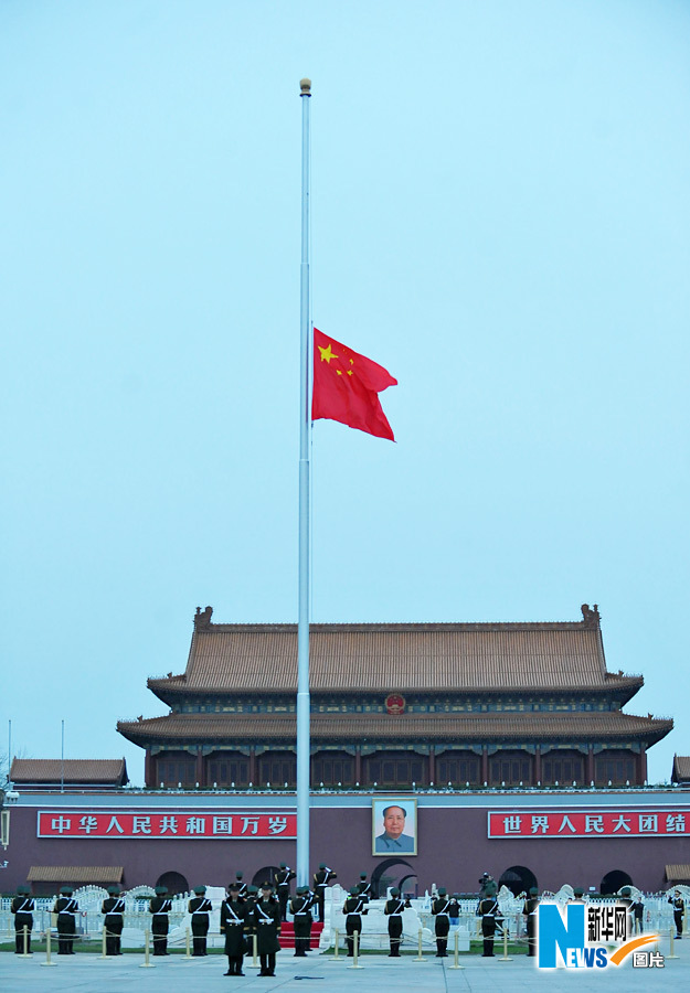 На площади Тяньаньмэнь приспущен флаг для выражения глубокой скорби в связи с гибелью соотечественников во время землетрясения в уезде Юйшу провинции Цинхай