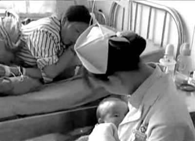 Медсестра кормит грудью младенца, пострадавшего от землетрясения