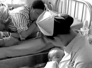 Медсестра кормит грудью младенца, пострадавшего от землетрясения