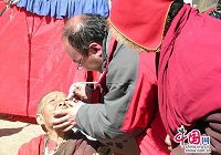Лекарства из Пекинского центра экстренной помощи доставлены пострадавшим людям и тибетцам в Юйшу