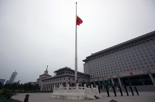 Был приспущен государственный флаг для выражения скорби по погибшим при землетрясении в Юйшу