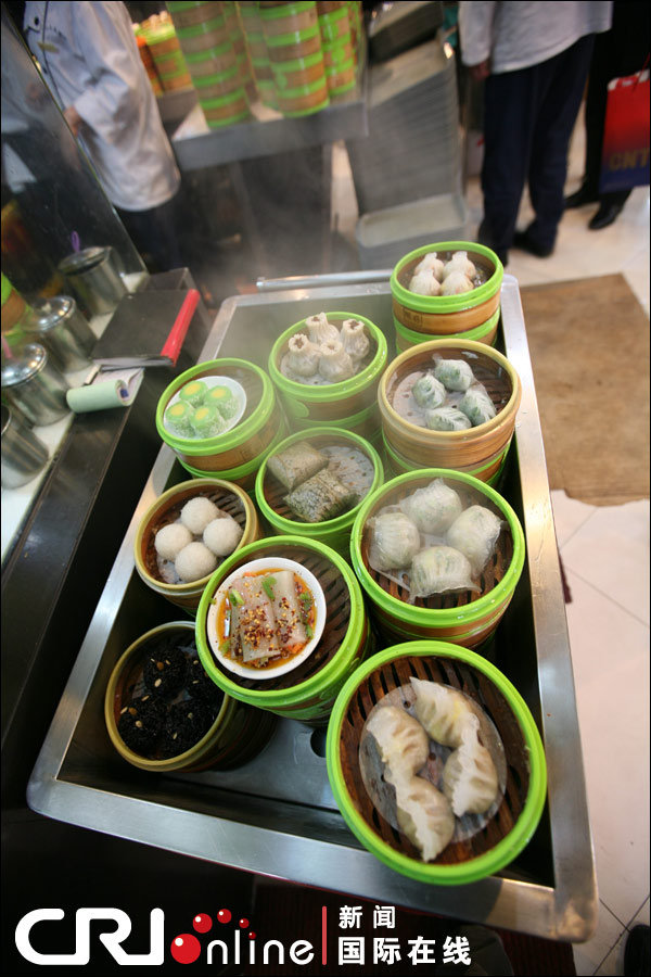 Аппетитные местные закуски на улице деликатесов Чэнъхуанмяо Шанхая 