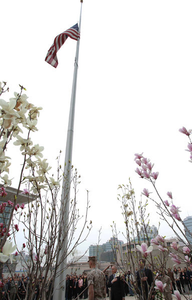 В посольствах КНР в разных странах были приспущены государственные флаги для выражения скорби по погибшим в землетрясении в Юйшу 