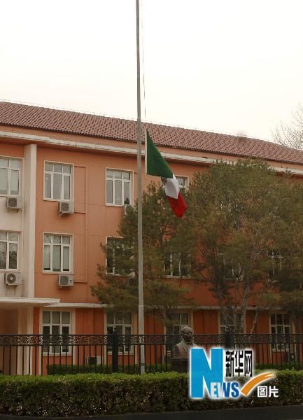 В посольствах КНР в разных странах были приспущены государственные флаги для выражения скорби по погибшим в землетрясении в Юйшу