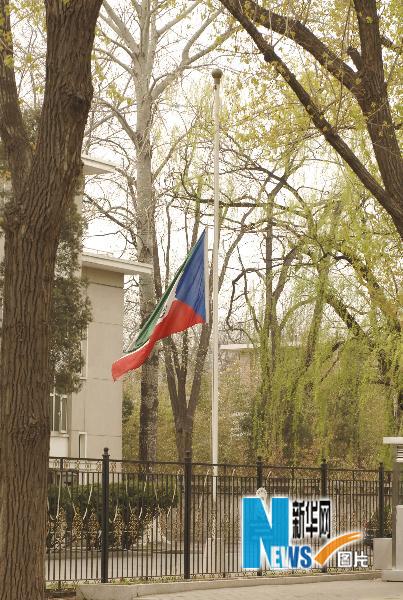 В посольствах КНР в разных странах были приспущены государственные флаги для выражения скорби по погибшим в землетрясении в Юйшу