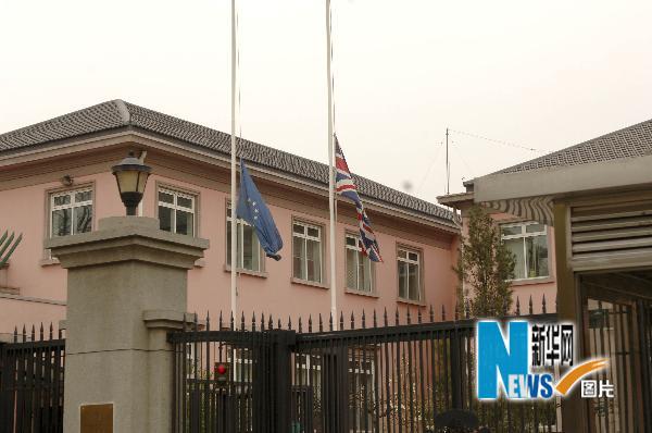 В посольствах КНР в разных странах были приспущены государственные флаги для выражения скорби по погибшим в землетрясении в Юйшу