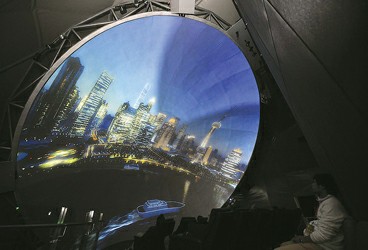 На фото: во время просмотра трехмерного фильма на огромном подвесном экране зрители совершают виртуальное путешествие по району Пудун