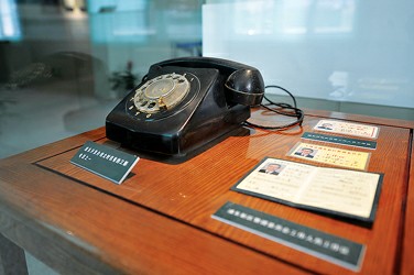 На фото: один из первых телефонов, установленных в созданном Управлении по развитию района Пудун.
