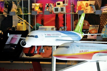 На фото: модель большого отечественного самолета, производимого в районе Пудун.