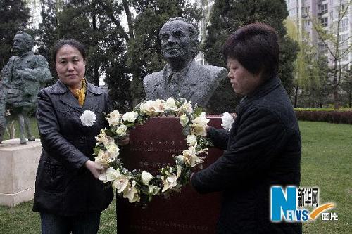 Пекинцы почтили память Хуана Антонио Самаранча у его скульптуры