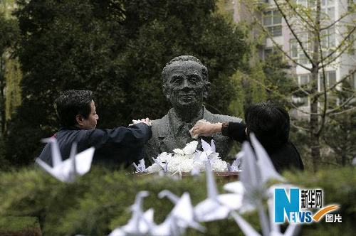 Пекинцы почтили память Хуана Антонио Самаранча у его скульптуры