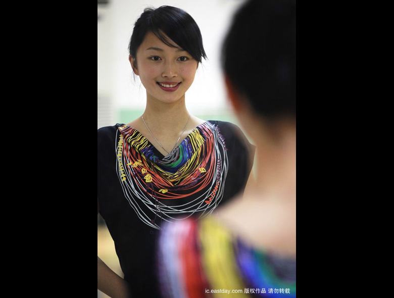 Изящная победительница конкурса девушек для обслуживания ЭКСПО-2010 в Шанхае